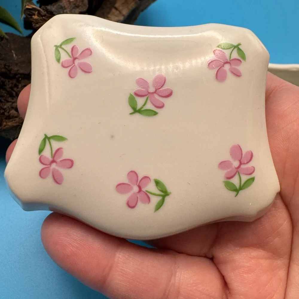 Irice porcelain lidded trinket box. Off-white w/pink &green flowers, gold rim. - Picture 11 of 12